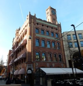 Berlage driehoekjes met toren