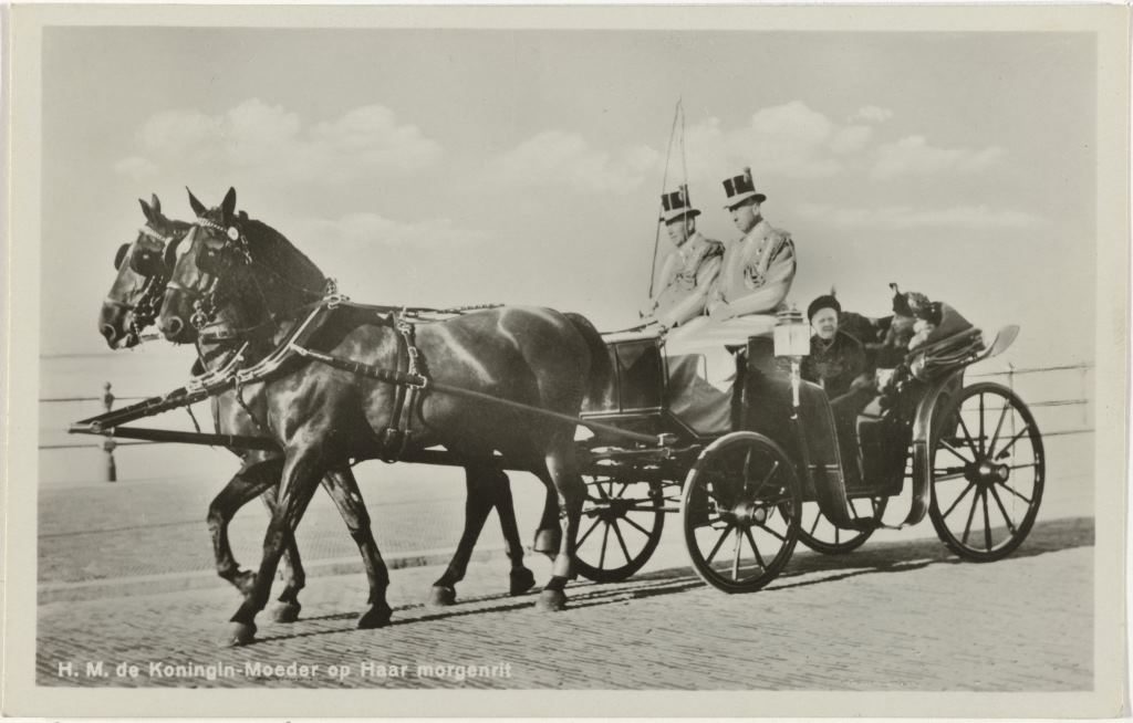 Emma, koningin-regentes der Nederlanden, op haar morgenrit in een rijtuig Anoniem 1925 - 1934 Collectie Rijksmuseum