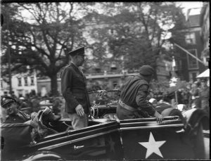 Aankomst van generaal Eisenhower bij het paleis Lange Voorhout