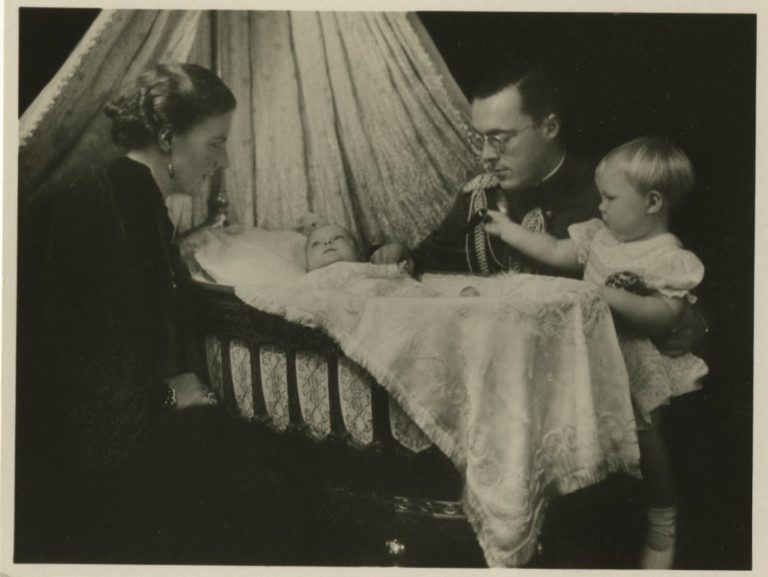 Prinses Juliana, prins Bernhard en prinsessen Beatrix en Irene - Maker Koningin Wilhelmina - 1939 - Coll HGA