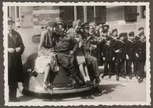 Canadese soldaten met Haagse meisjes bij het stadhuis - 8 mei 1945 - H.A.W. Douwes - Coll HGA