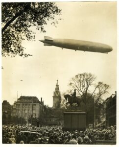 De 'Graf Zeppelin' boven Den Haag - 13-10-1929 - Coll HGA