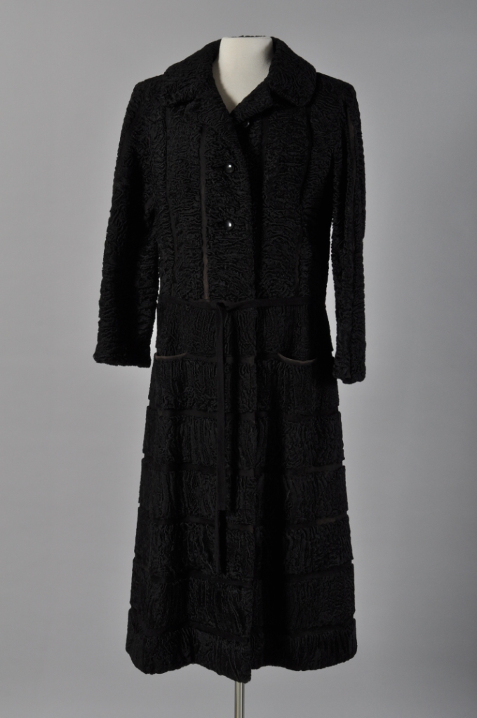 Knielange getailleerde mantel van zwart Persianer - 1968 - Museum Rotterdam